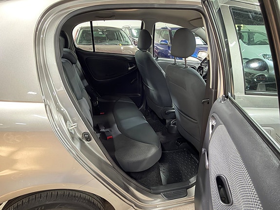 Toyota Yaris 10 of 13