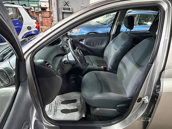 Toyota Yaris 8 of 13