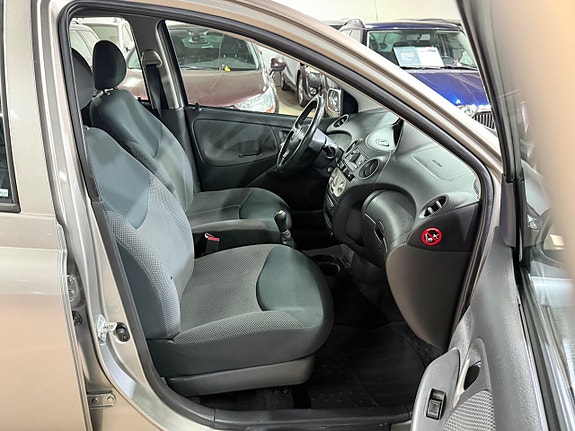 Toyota Yaris 7 of 13