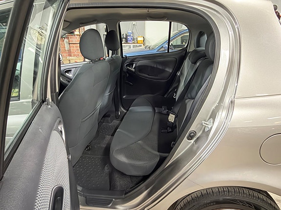 Toyota Yaris 9 of 13