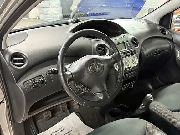 Toyota Yaris 13 of 13