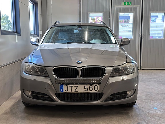 BMW 318d 2 of 16