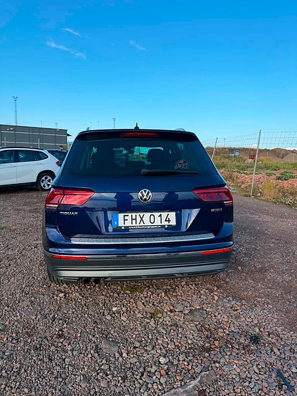 Volkswagen Tiguan 2 of 6
