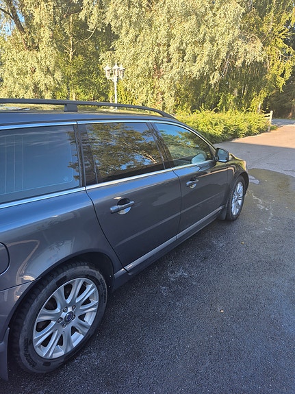 Volvo V70 2 of 14