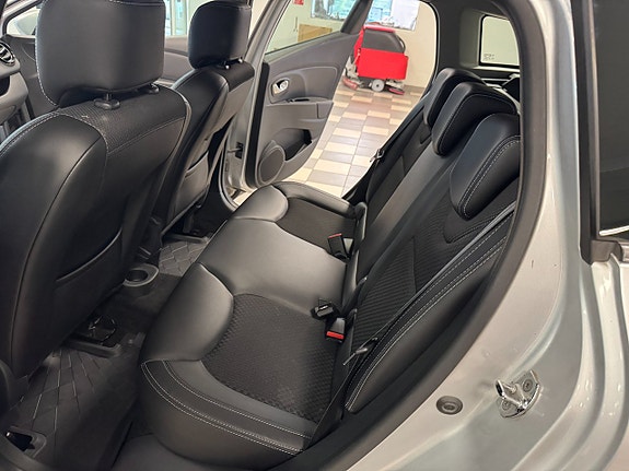 Renault Clio 12 of 17