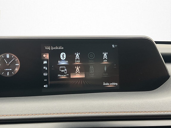Lexus UX250h 18 of 30