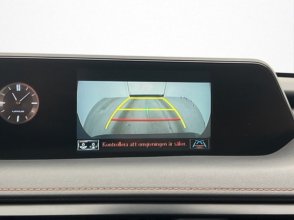 Lexus UX250h 19 of 30