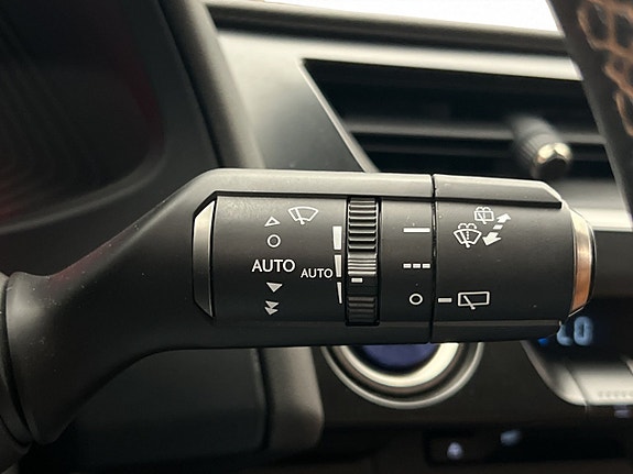 Lexus UX250h 24 of 30