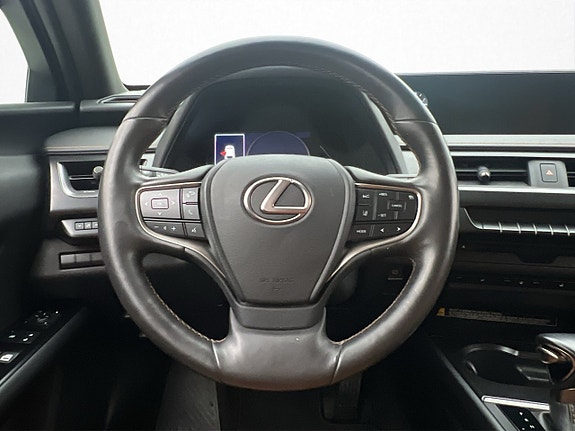 Lexus UX250h 13 of 30