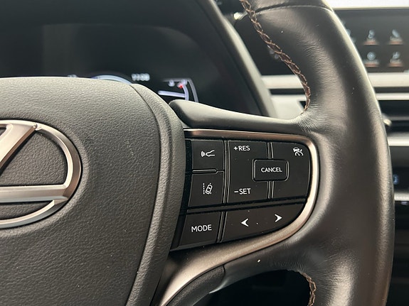 Lexus UX250h 22 of 30