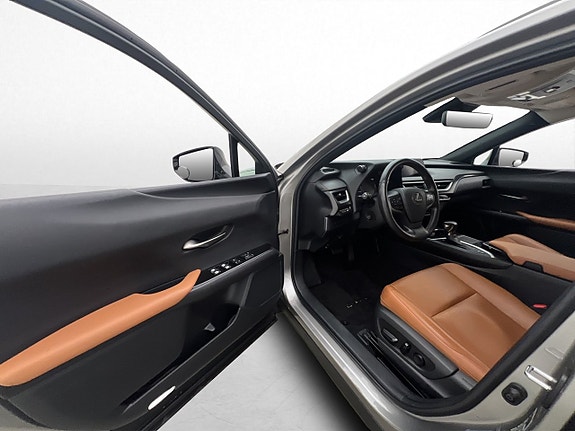 Lexus UX250h 14 of 30