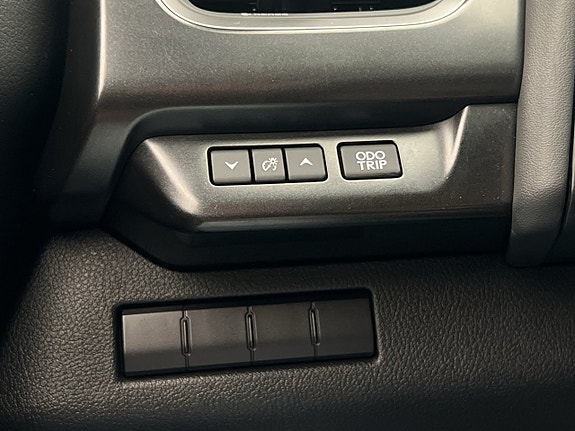 Lexus UX250h 26 of 30