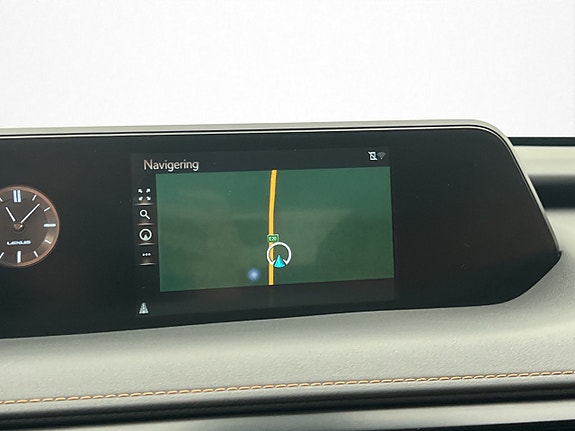Lexus UX250h 17 of 30