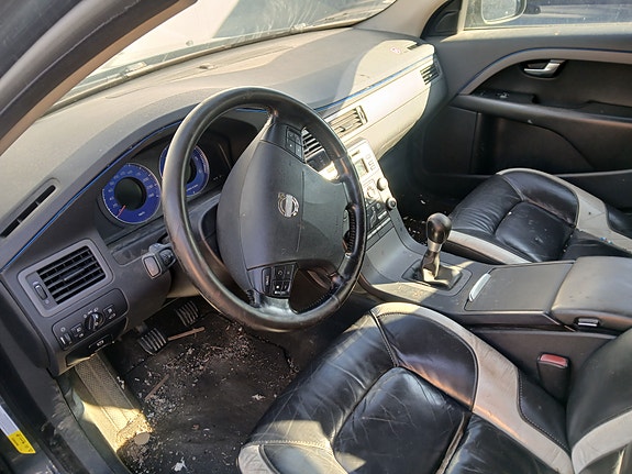 Volvo V70 3 of 5