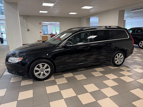 Volvo V70 2 of 14