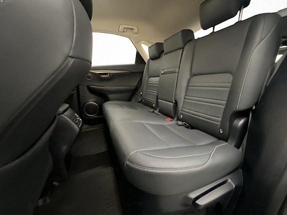 Lexus NX300h 26 of 30