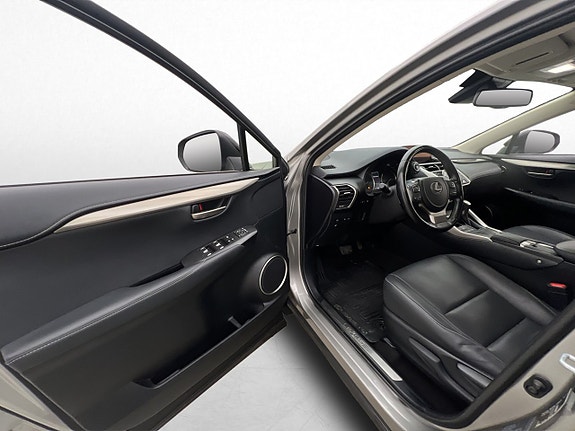 Lexus NX300h 12 of 30