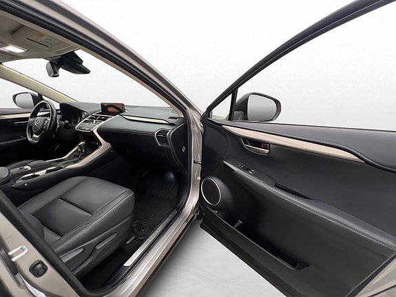 Lexus NX300h 28 of 30