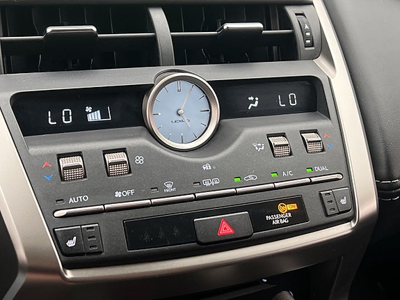 Lexus NX300h 24 of 30