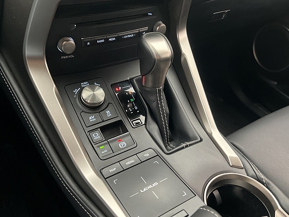 Lexus NX300h 25 of 30