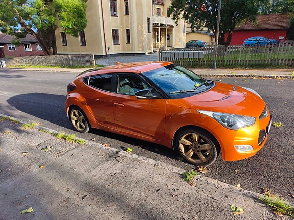 Hyundai Veloster 2 of 7