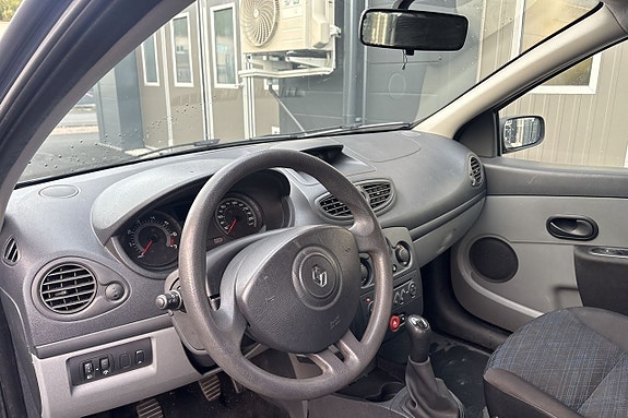 Renault Clio 11 of 14