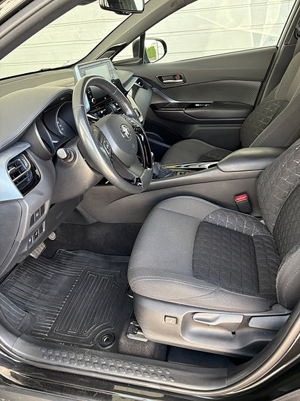 Toyota C-HR 4 of 6