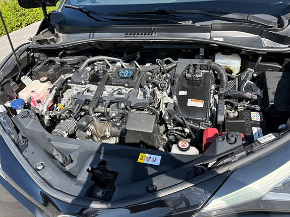Toyota C-HR 3 of 6