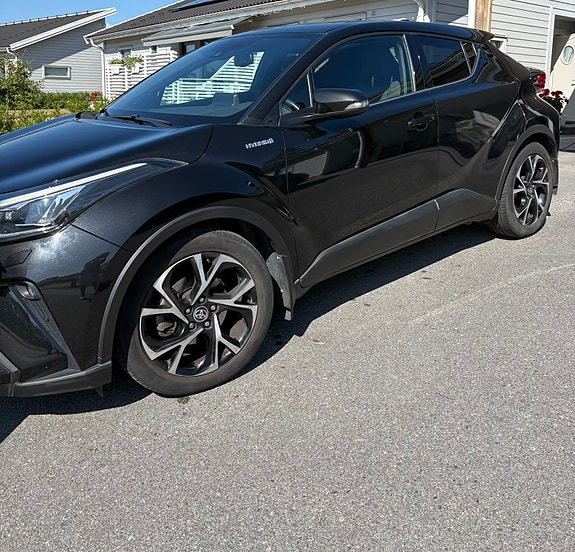 Toyota C-HR 2 of 6