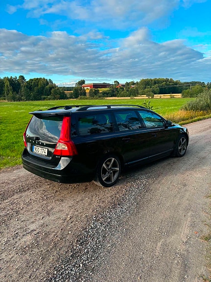 Volvo V70 2 of 6