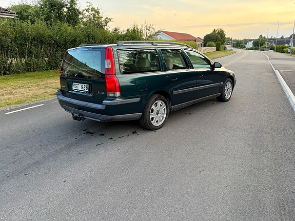 Volvo V70 2 of 6