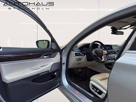 BMW 750Li 7 of 24