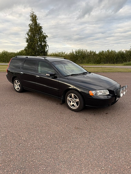 Volvo V70 2 of 9