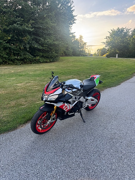 Aprilia Tuono V4 Factory 3 of 4