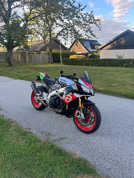 Aprilia Tuono V4 Factory 4 of 4