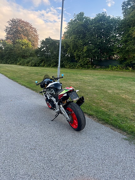 Aprilia Tuono V4 Factory 2 of 4