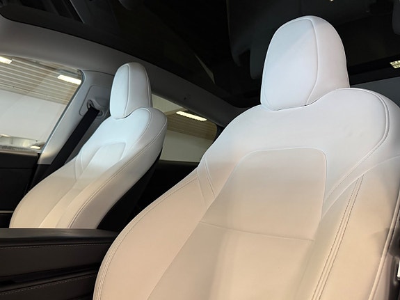 Tesla Model Y 18 of 21