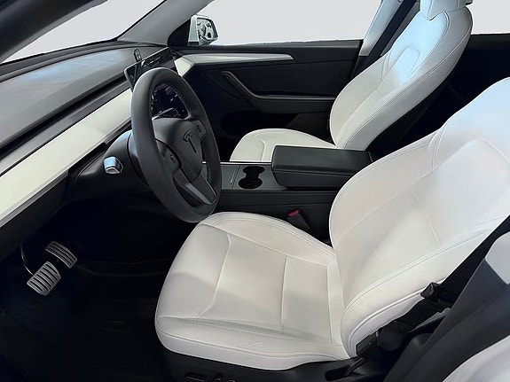 Tesla Model Y 14 of 21