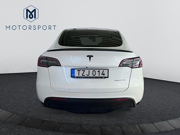 Tesla Model Y 8 of 21