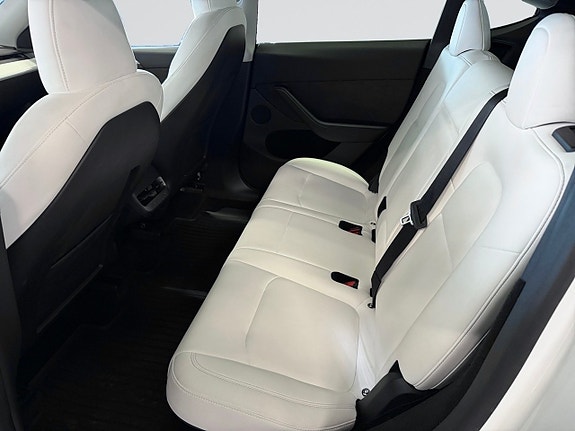 Tesla Model Y 15 of 21
