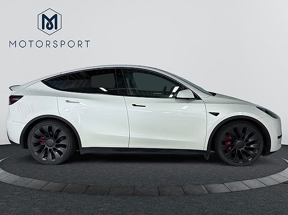 Tesla Model Y 10 of 21