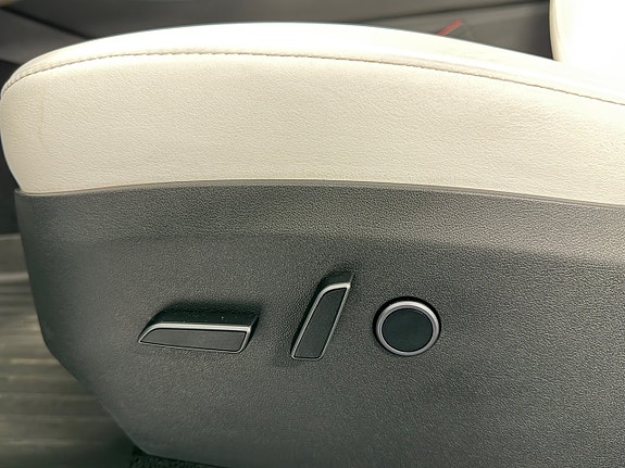 Tesla Model Y 19 of 21