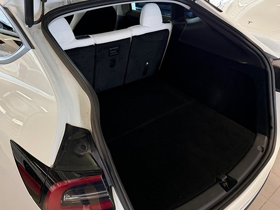 Tesla Model Y 17 of 21
