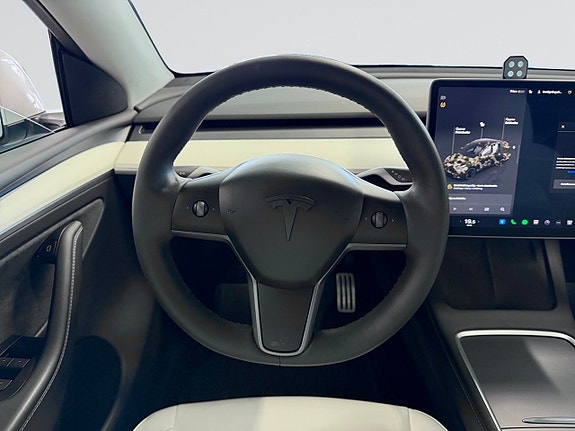 Tesla Model Y 13 of 21