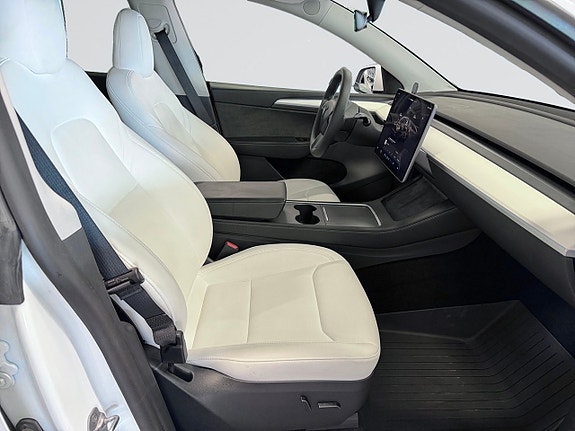 Tesla Model Y 16 of 21