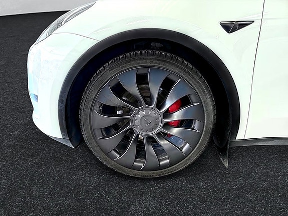 Tesla Model Y 11 of 21