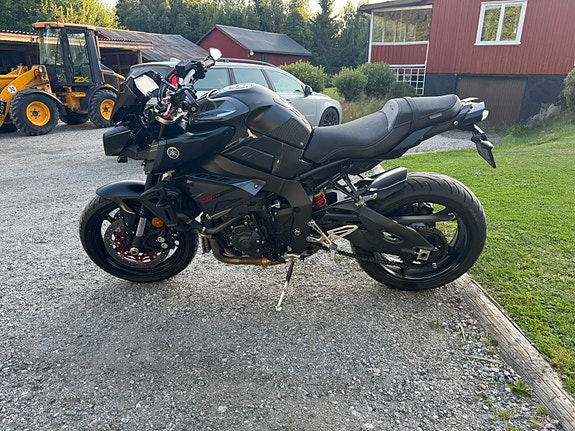 Yamaha MT-10 2 of 4