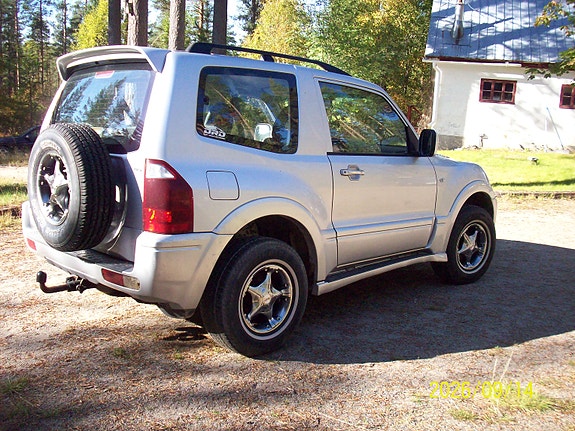 Mitsubishi Pajero 2 of 8