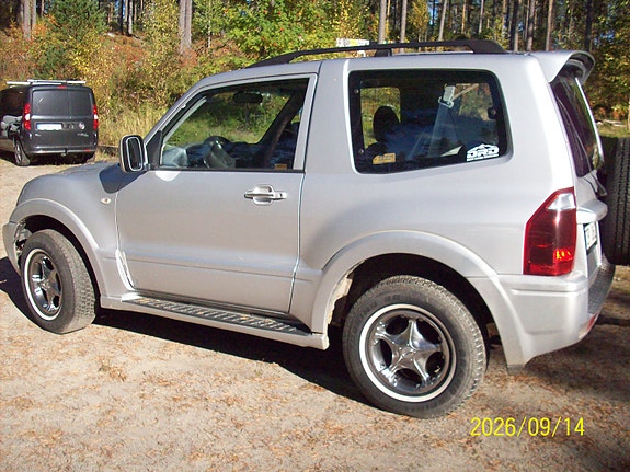 Mitsubishi Pajero 4 of 8