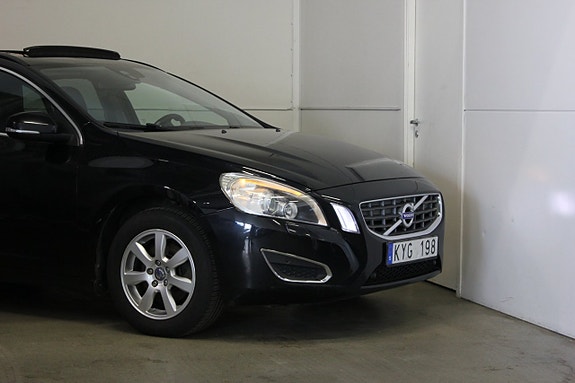 Volvo V60 2 of 20